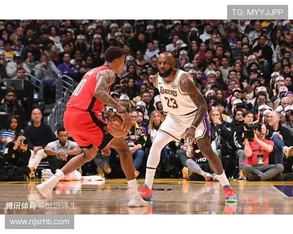 湖人惊险逆转勇士詹姆斯轰三双带领球队强势取胜巩固排名优势继续